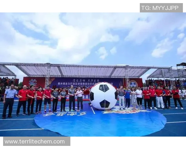 足球明星莅临香港激情赛场引发球迷热烈追捧与欢呼